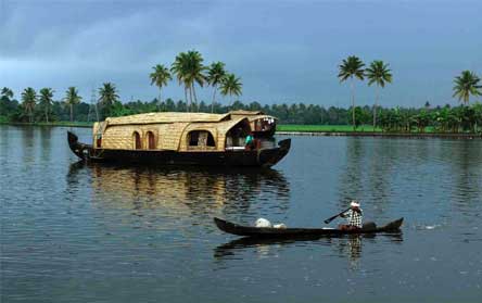 Cochin – Athirappilly – Munnar – Alleppey(Houseboat) – Cochin